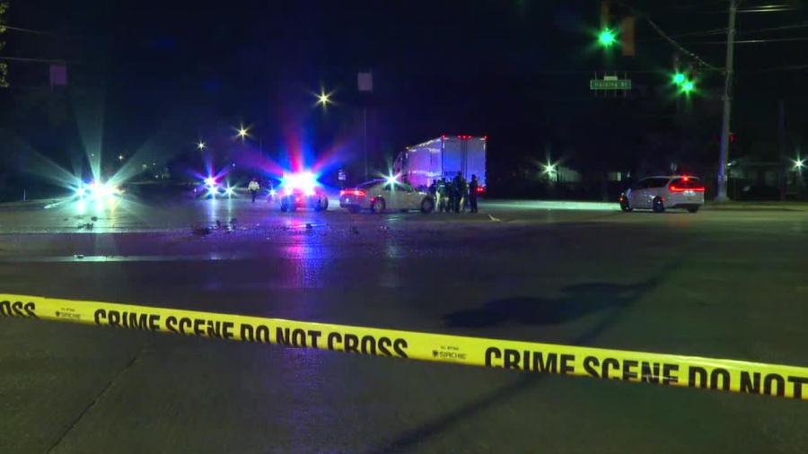 1 killed, 1 critically hurt after chase ends in crash on near southwest side