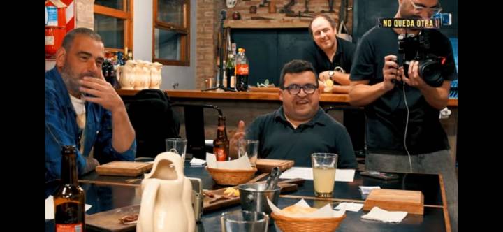 Ya está en el aire «No queda otra», alrededor de la mesa, la picada y el asado del Zurdo, con la conducción de Emilio Quintana