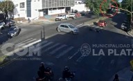 VIDEO. Un motociclista resultó herido tras un brutal choque frente a la Comisaría de Villa Elvira