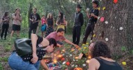 Al aire libre; y con la música y las imágenes