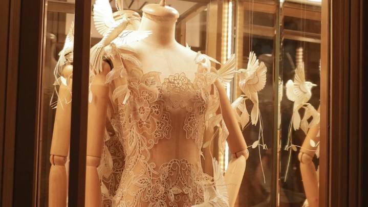 Javier Saiach, el primer argentino que presenta sus diseños en la Galería du Ritz en París