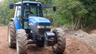 Nolasco se pone a conducir un tractor y desafía a Jorge Azcón a dragar los ríos de Aragón