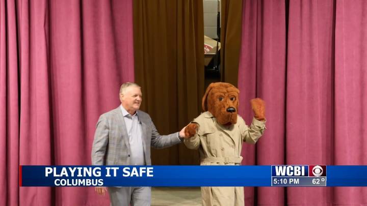 Attorney Patrick Wooten reviews Halloween safety for Sale Elementary students