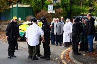 Mata sujeto a dos y lesiona a tres en sinagoga en Manchester