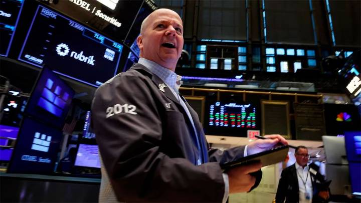 Leve mejora para acciones y caída para los bonos argentinos en Wall Street