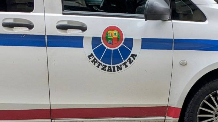 Un agente de la Ertzaintza da positivo en drogas tras chocar su coche patrulla con un fugitivo en Bilbao