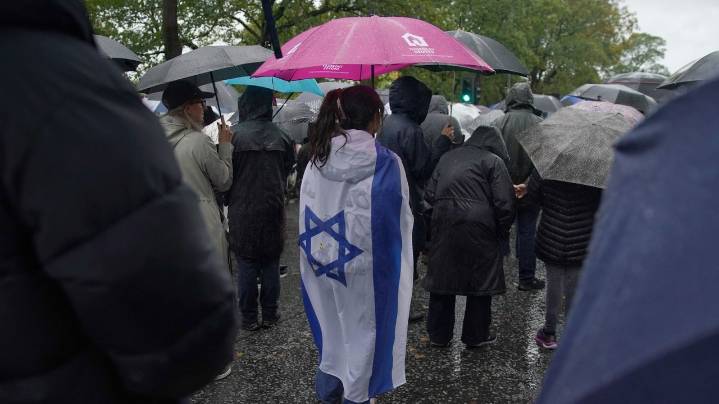 UK police given more time to question 4 suspects over deadly Manchester synagogue attack