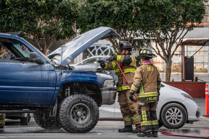 Camioneta se incendia por una falla mecánica sobre el bulevar Salinas