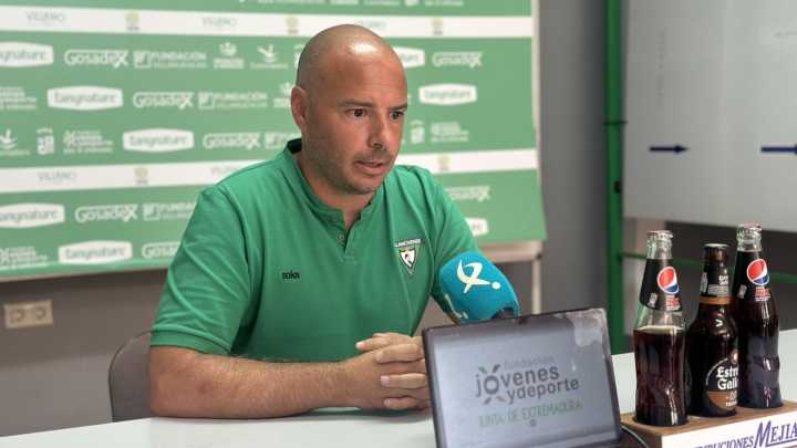 Richi Tapia, entrenador del Villanovense: “Entrenar al equipo de tu ciudad es un orgullo”