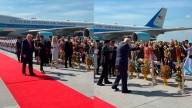 Video: el baile viral de Trump al aterrizar en Malasia, donde fue recibido con alfombra roja