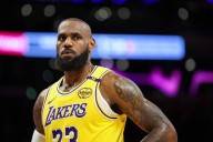 LeBron James no se retira y celebra su temporada 23 en la NBA con una edición limitada de Hennessy