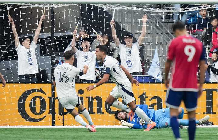 Muller scores, Vancouver Whitecaps open MLS playoffs with 3