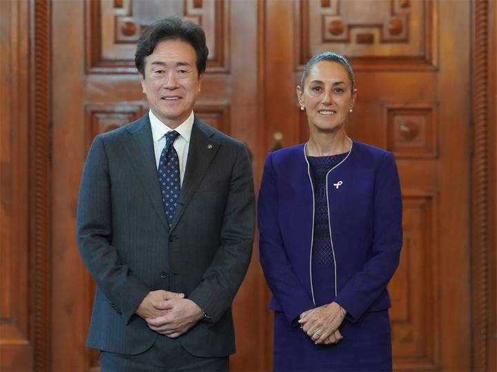 Presidenta de México conversa sobre inversiones con director de Mazda