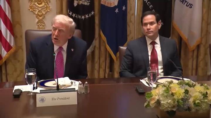 Trump informa sobre la incursión en un submarino narcotraficante en el Caribe.