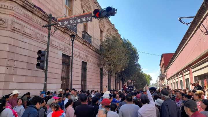 Se confrontan manifestantes al exterior de Cabildo de Durango