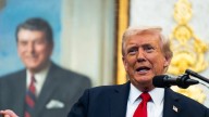 'King Trump' responde a los manifestantes con un vídeo en el que se pone una corona y les lanza "barro"