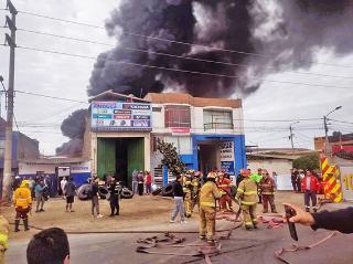 FUEGO DESTRUYE ALMACÉN DE LLANTAS