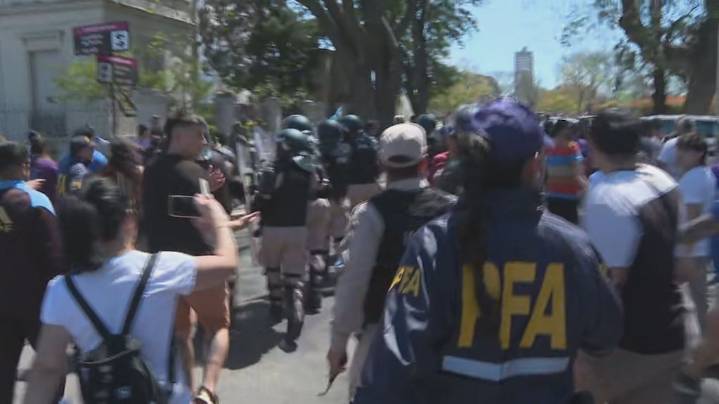Por los incidentes, Milei suspendió el acto de campaña en Santa Fe y partió a Entre Ríos: hay al menos tres detenidos