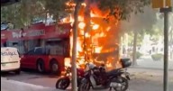 Arde un autobús turístico en el centro de Barcelona