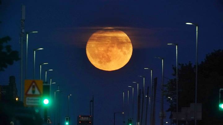 Why the Moon looks so big tonight: The supermoon illusion explained