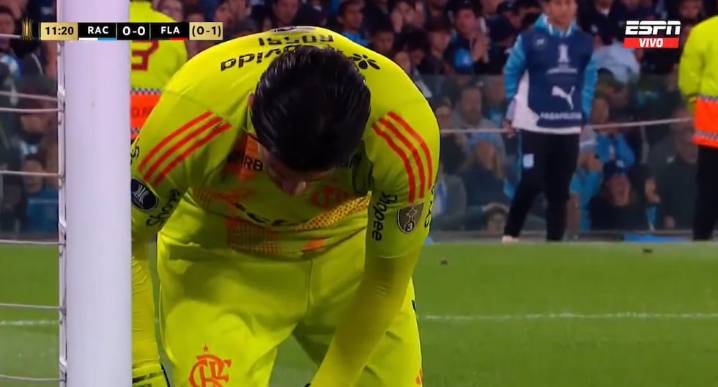 Rossi y Cambeses salvan sus arcos: Racing y Flamengo casi anotan en los primeros 15′ 