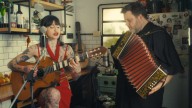 Un Tiny Desk desde los bordes porteños creado por una pareja que invita a músicos a tocar “En la casita”