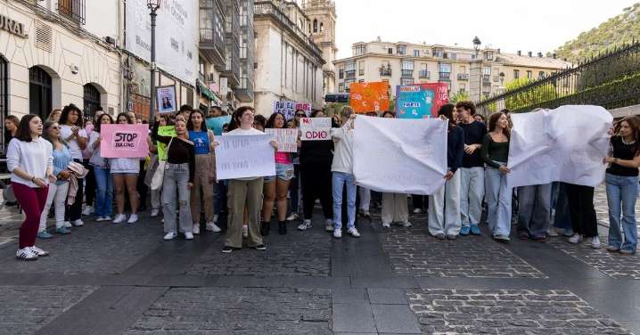 Estudiantes de Jaén alzan la voz contra el bullying tras el caso de Sandra Peña, en imágenes