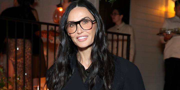 Demi Moore tiene el look de noche definitivo para cuando no sabes qué ponerte: camisa satinada y pantalón de cuero negro