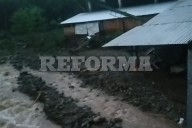 Quedan atrapados 11 familiares en techo en Sierra de Puebla