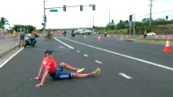 Estaba por ganar el Ironman, pero se desplomó cerca de la meta y vio como su rival…