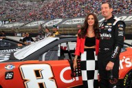 El campeón de la Copa NASCAR, Kyle Busch, y su esposa Samantha dicen que perdieron más de $8 millones en un plan de seguro de vida