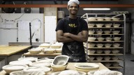 Djogo encuentra un futuro mejor con su puesto en un obrador de pan artesano