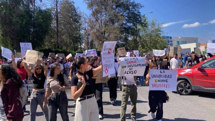 Fotos | Estudiantes de la UASLP protestan en glorieta Bocanegra