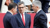 El Gobierno ataca al juez Peinado en los corrillos del 12-O: "Flaco favor hace a la Justicia"