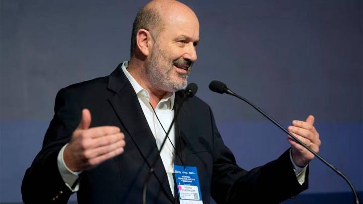 Sturzenegger insultó a los argentinos ante empresarios en el Coloquio de IDEA
