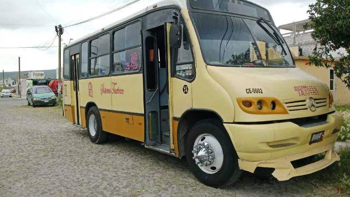 Dan cristalazo a camión de transporte público