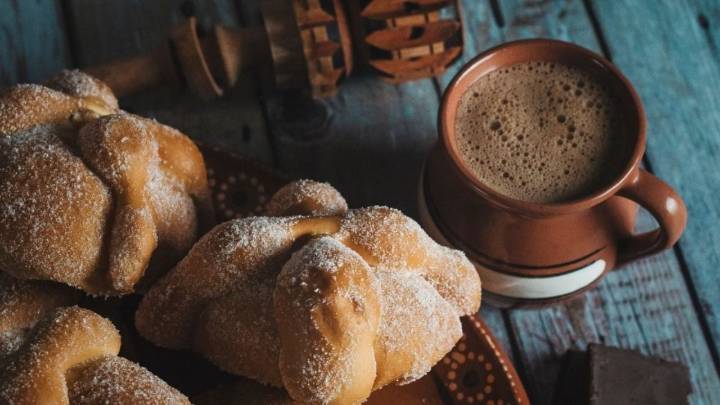 Pan de muerto y bebidas tradicionales, un ritual que une sabor y tradición