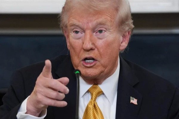 Sobrevuela Venezuela bombardero de EU y Trump lo niega