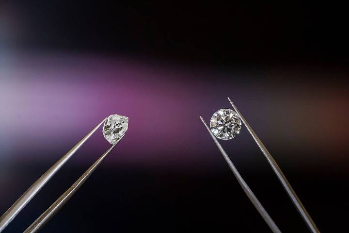 MP News: Glittering Stone Considered As Diamond Found Out To Be Normal Shining Stone In Panna