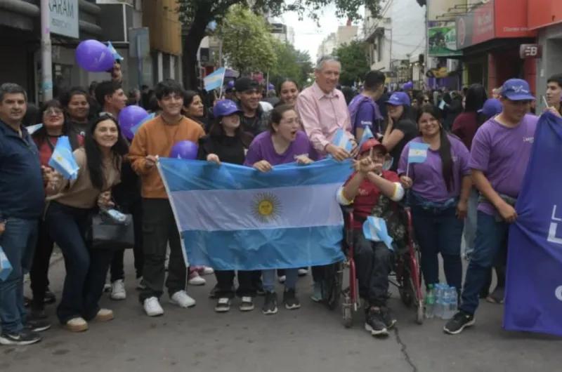 Militantes de La Libertad Avanza coparon el centro de Santiago del Estero ante la llegada de Javier Milei