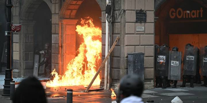 Enfrentamientos, vandalismo y agresiones: las imágenes que dejó la marcha del 2 de octubre en CDMX