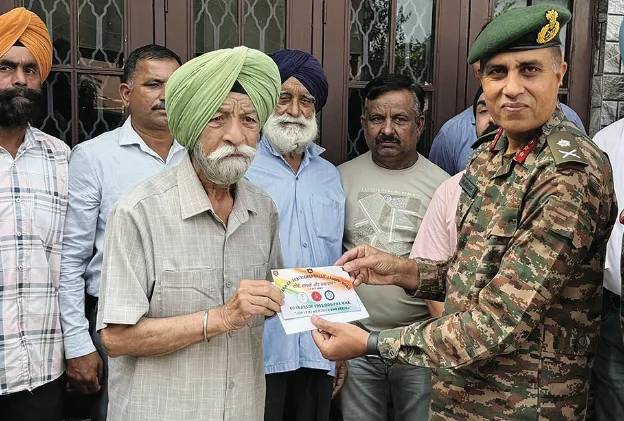 Tiger Division GOC visits honorary Captain Bana Singh’s residence