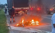 Motociclista murió tras chocar con un camión: su vehículo se incendió