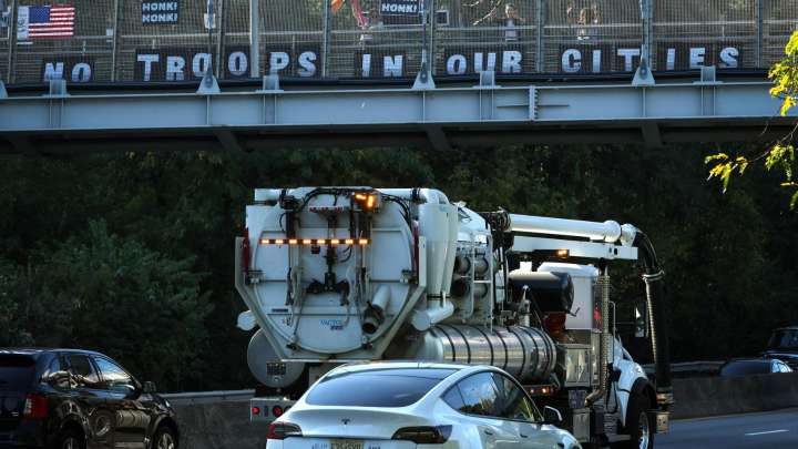 Trump amenaza a las ciudades demócratas con invocar la Ley de Insurrección y la Guardia Nacional llega a Chicago