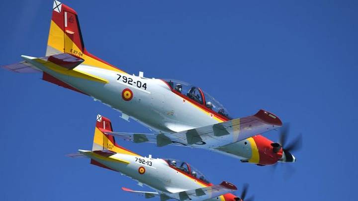 Un avión de la AGA choca con dos cigüeñas durante los ensayos del desfile del 12 de octubre