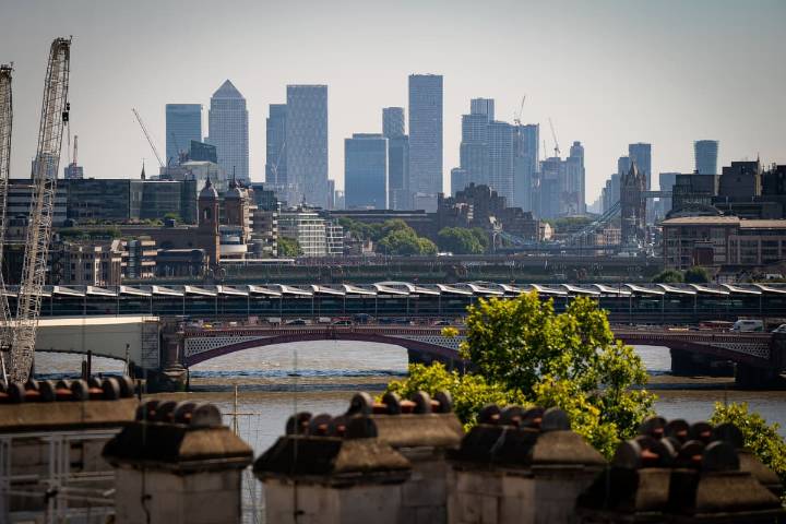 UK banker bonuses to be paid faster under shake