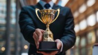 El concursante de 22 años que ganó 23 coches y más de 2,5 millones de euros en la televisión francesa