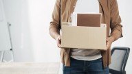A casa y sin cobrar