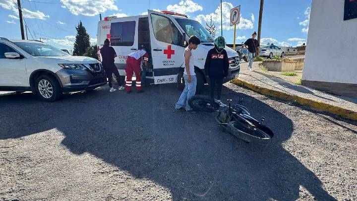 Choque en el bulevar deja a motociclista con lesiones leves