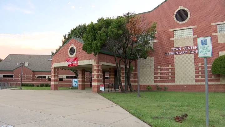 Coppell parents make final plea to save Coppell ISD elementary